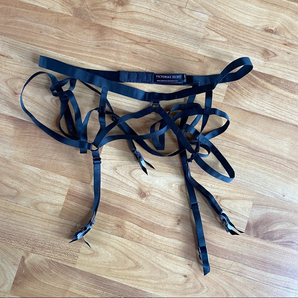 VS Strappy Garter